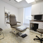 Des patients en visite dans une clinique de podiatrie à Montréal profitent de soins spécialisés dans un environnement confortable et professionnel.