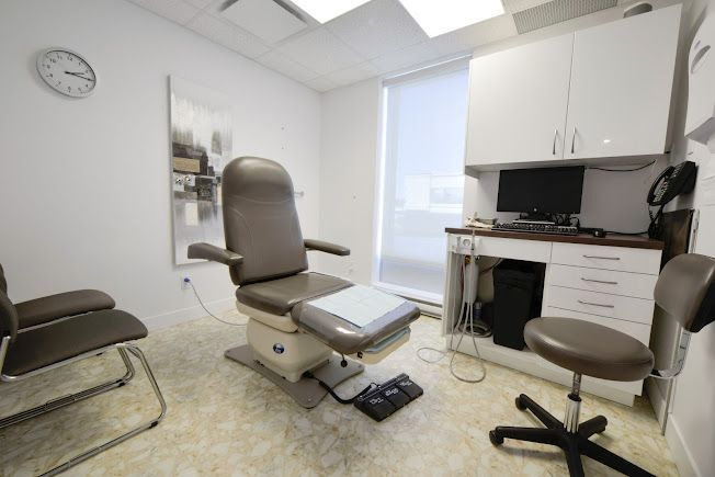 Des patients en visite dans une clinique de podiatrie à Montréal profitent de soins spécialisés dans un environnement confortable et professionnel.